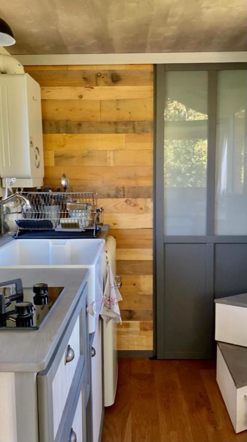 הוילה שולה Jolie Tiny House Sous Les Grands Arbres מראה חיצוני תמונה
